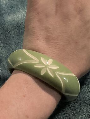 Vintage Green Floral Carved Bangle Bracelet